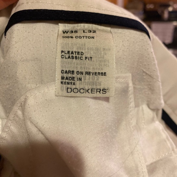 Dockers Pleated Classic Fit Men’s Cream/Light Tan Corduroy Pants - Picture 7 of 8